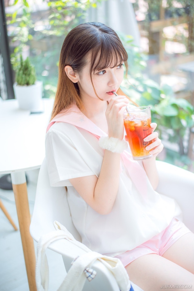 “吼~”伏德一把拔出了腿上的箭簇，身体一滚，滚进了对方的战船之中，手中钢刀一刀将两名江东战士的腿齐根斩断，这是他这辈子第一次，作为自己参战，无所谓忠诚，无所谓为谁而战，他只想为自己战一次，哪怕，是最后一次。